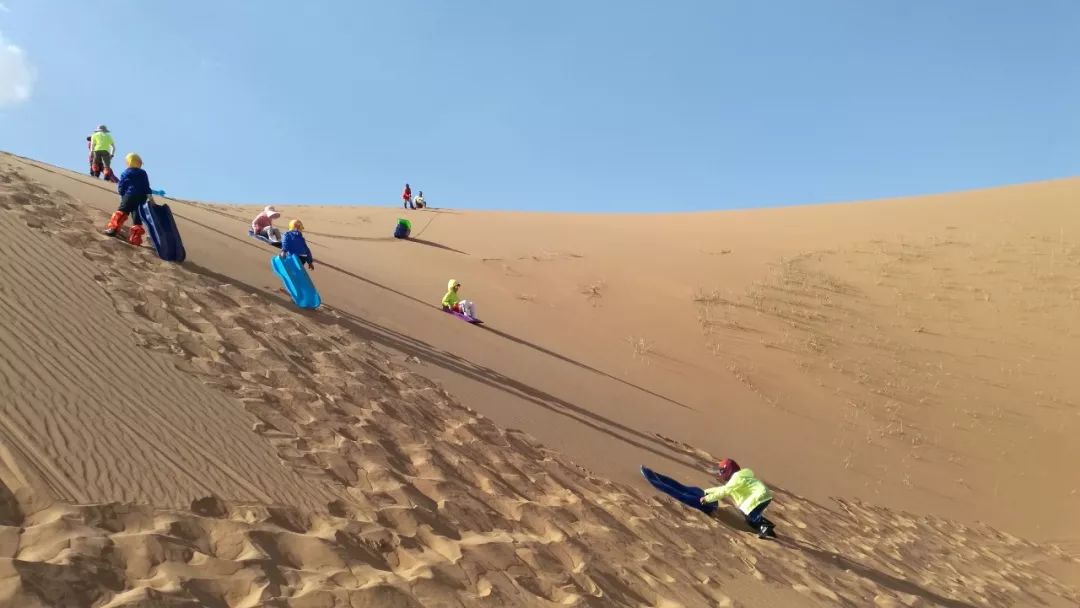 沙漠亲子滑沙比赛精彩片段▼