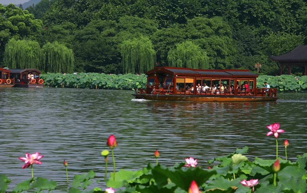 漫步"西湖十景"之首的苏堤春晓.